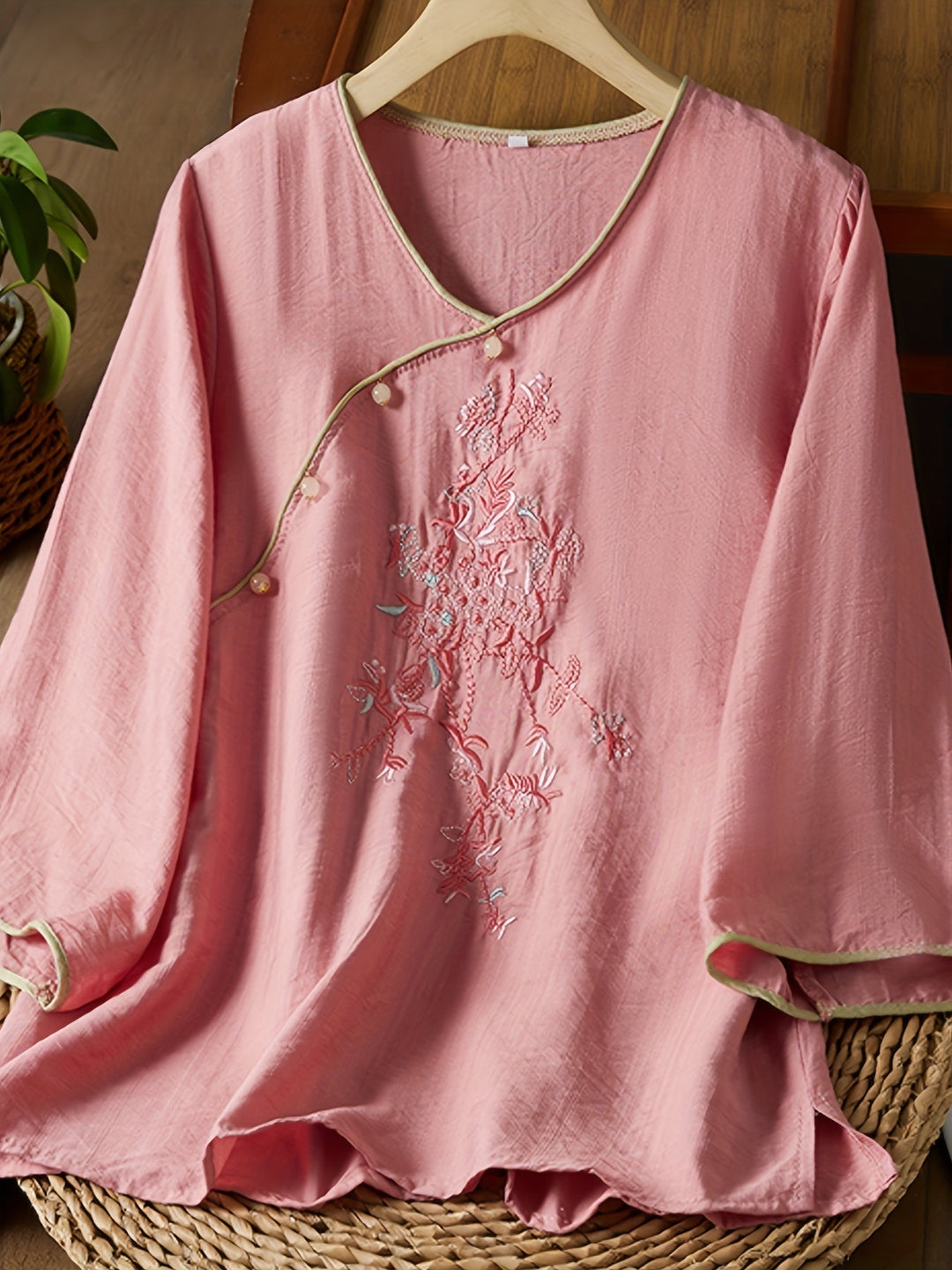 Stilla | Linned Damebluse 3/4 Ærmer, Perlemorsknapper Og Broderier, Retrostil Med Gennemsigtigheder