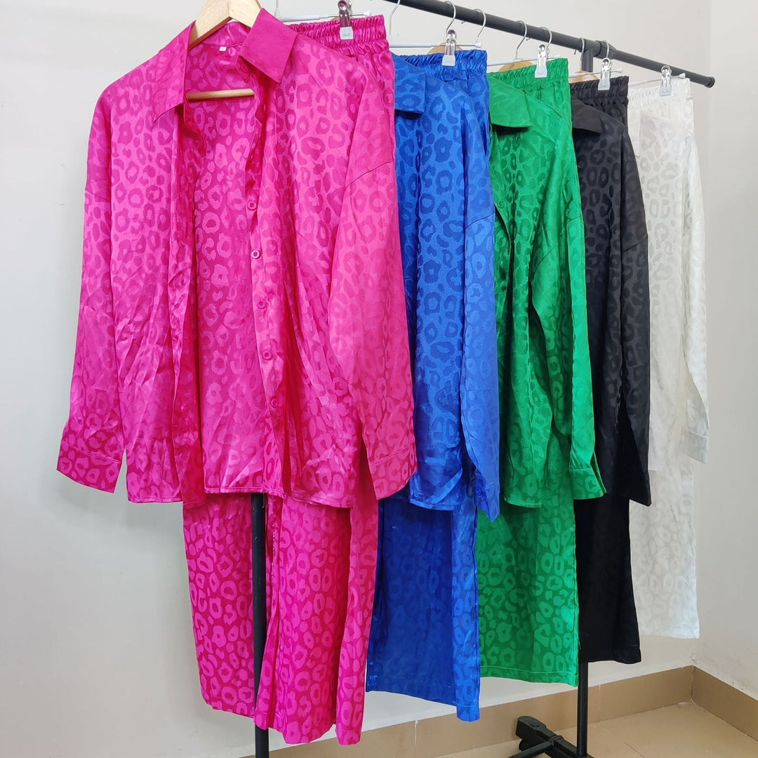 Stilla | Sæt Af Trykt Satin Leopard skjorte Og Bukser