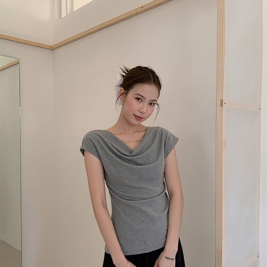 Dame kortærmet T-shirt med rynker slim fit