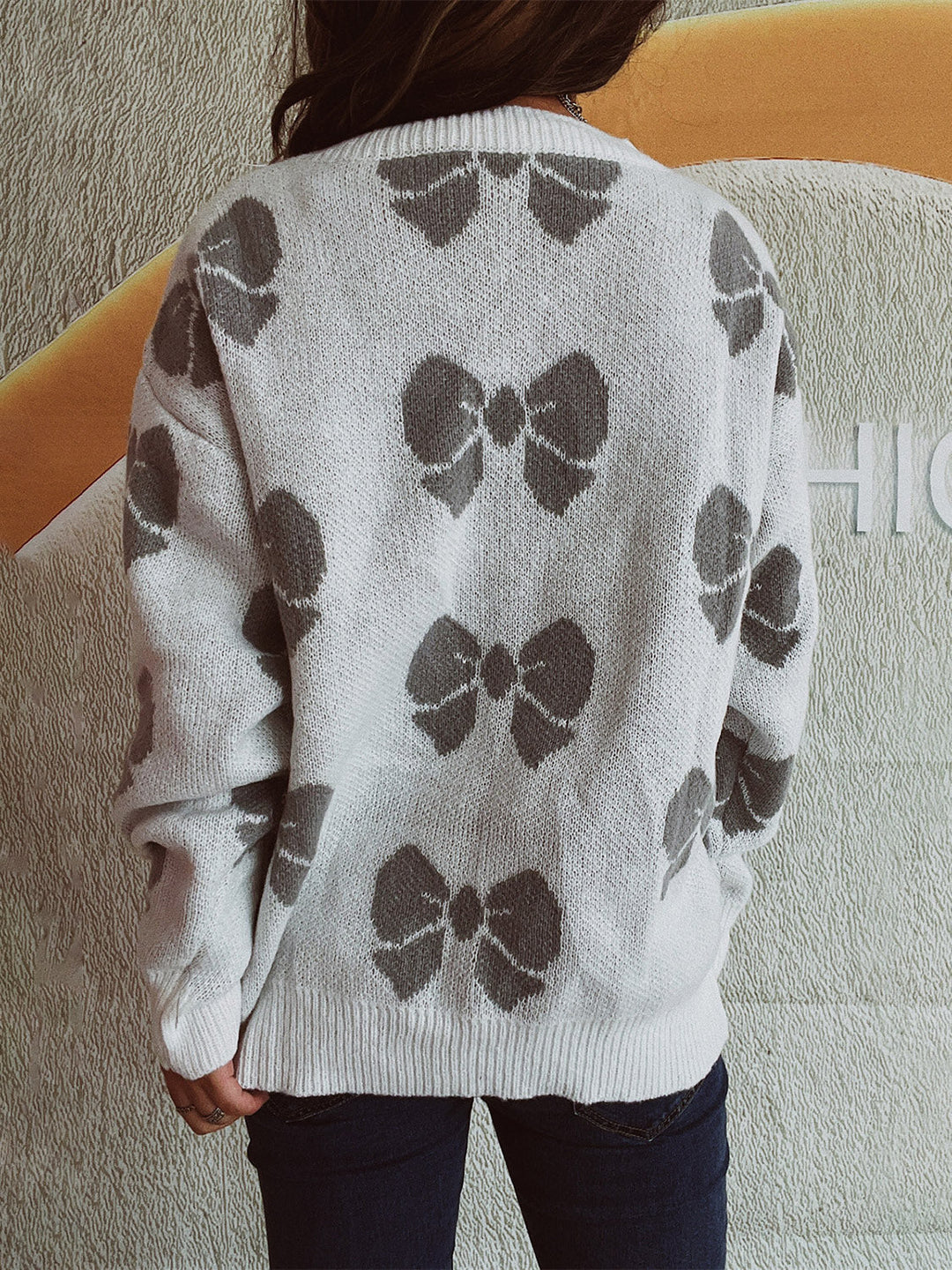 Stilla | Rund hals sweater med skuldredroppet design og sløjfe