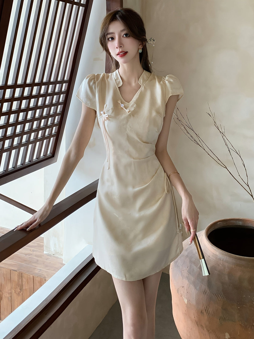 Stilla | Elegant Satin Sommerkjole Beige, V-Udskæring, Kort Ærme, Snor Taljen, A-Formet Skæring
