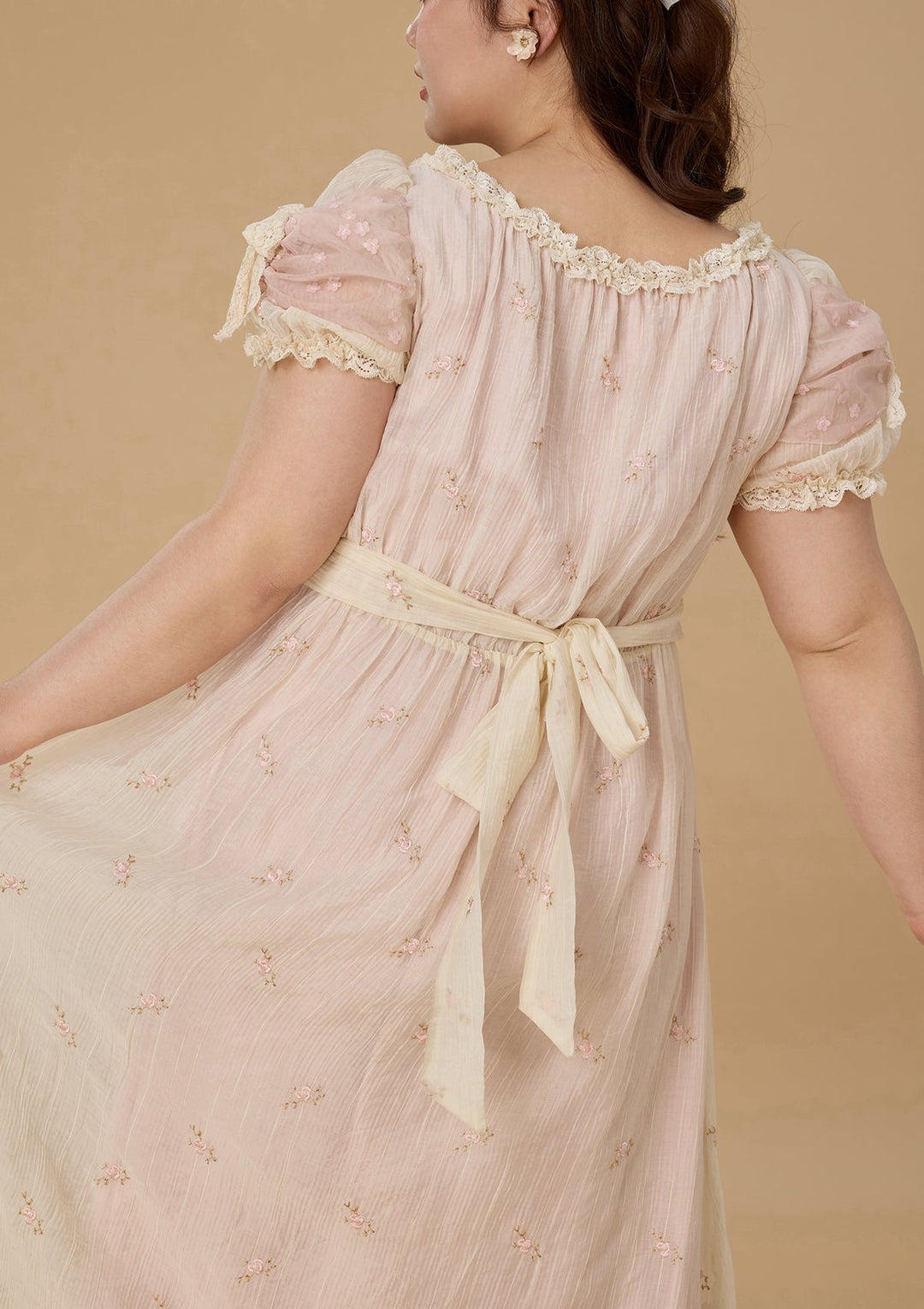 Stilla | Plus Flower & Alice Regency Kjole