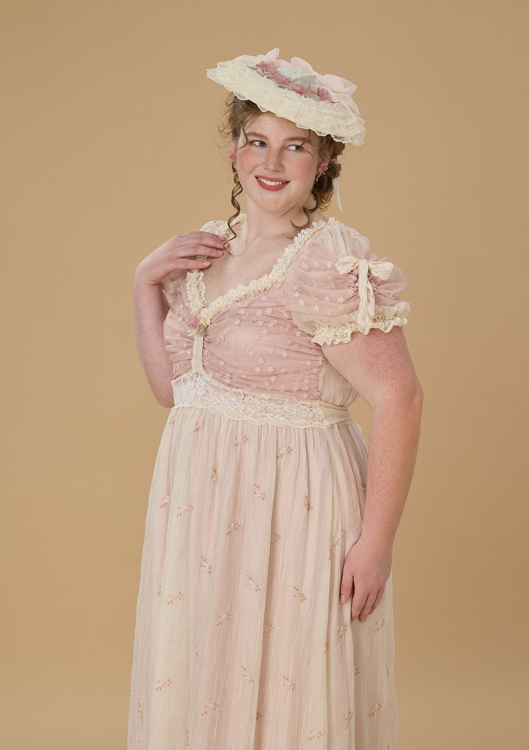 Stilla | Plus Flower & Alice Regency Kjole