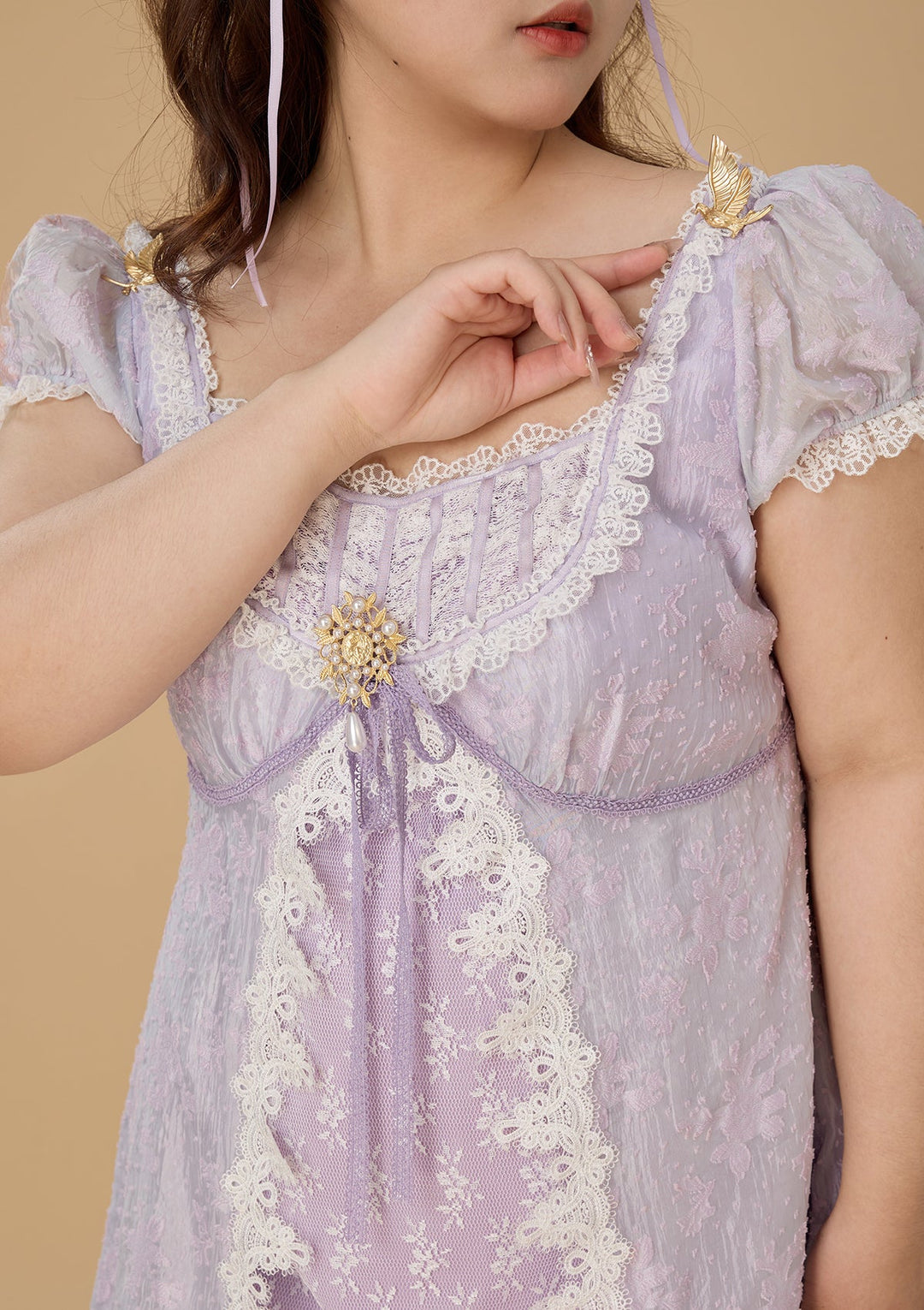 Stilla | Plus Monets Irisser Regency Kjole