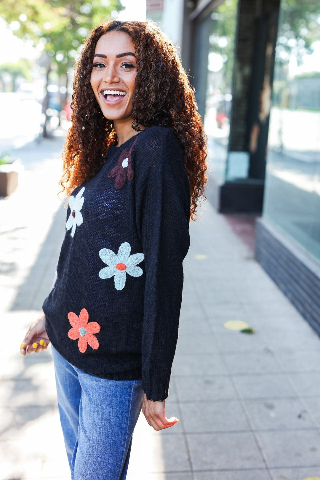 Stilla | Overstørrelse Sweater Af Sort Strik Med Blomsterpatch