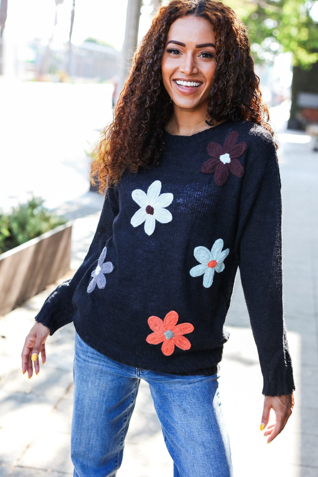 Stilla | Overstørrelse Sweater Af Sort Strik Med Blomsterpatch
