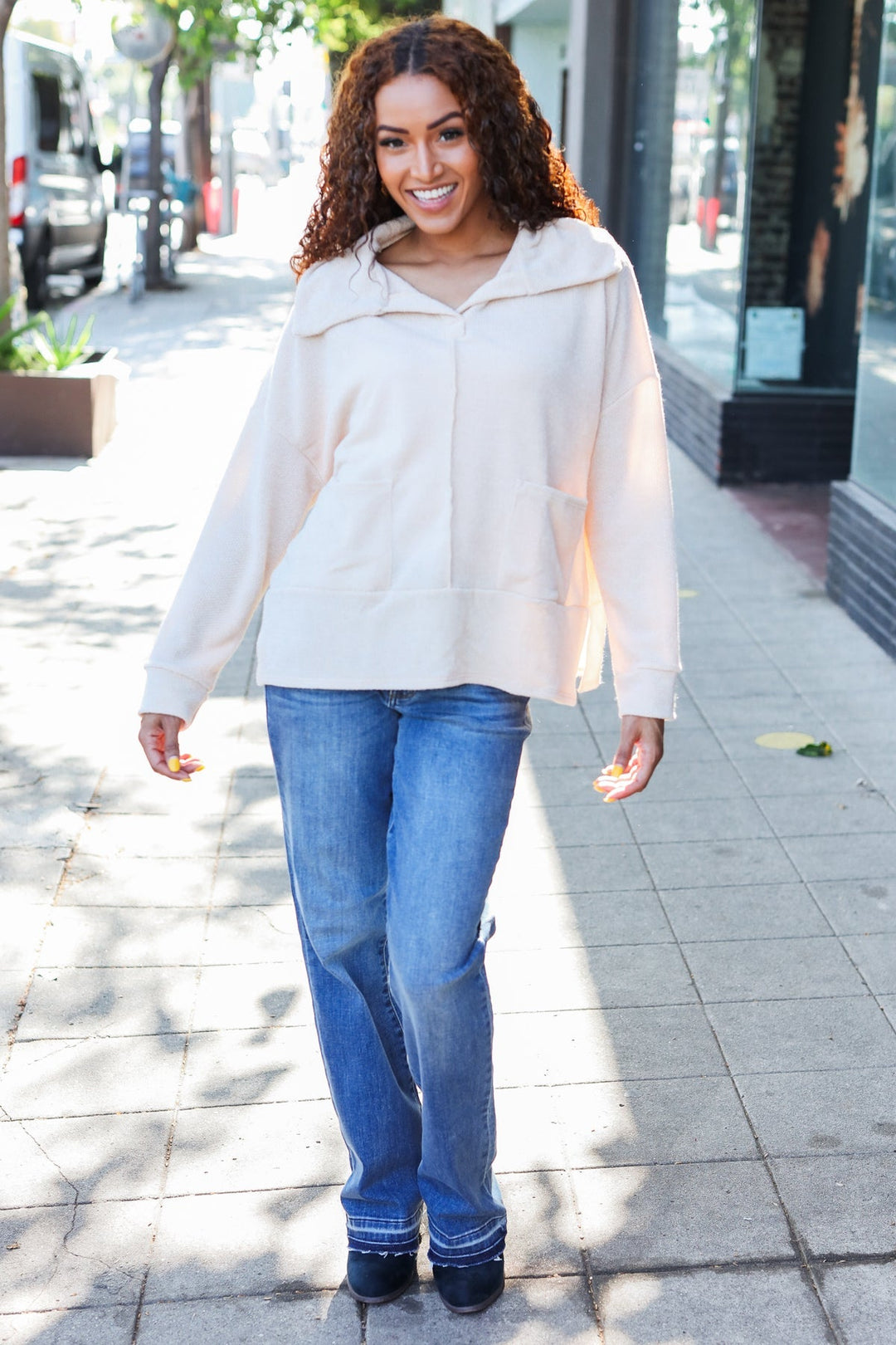 Stilla | Pullover i Let Strik i Havrefarvet Med Indhugget Udsnit og Oversize Krave
