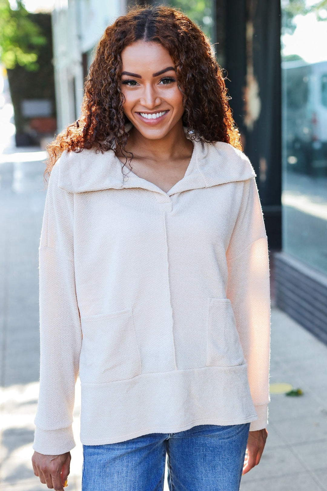 Stilla | Pullover i Let Strik i Havrefarvet Med Indhugget Udsnit og Oversize Krave