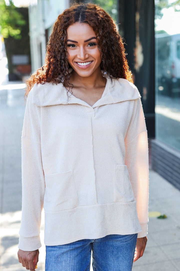 Stilla | Pullover i Let Strik i Havrefarvet Med Indhugget Udsnit og Oversize Krave
