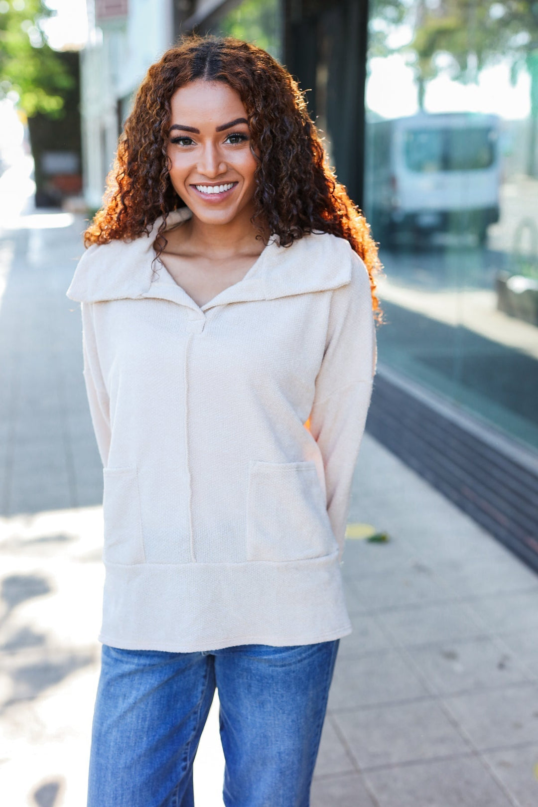 Stilla | Pullover i Let Strik i Havrefarvet Med Indhugget Udsnit og Oversize Krave