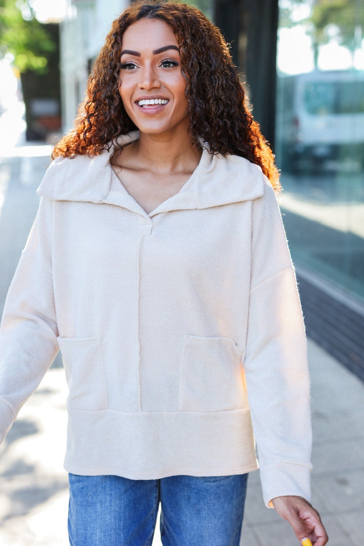 Stilla | Pullover i Let Strik i Havrefarvet Med Indhugget Udsnit og Oversize Krave