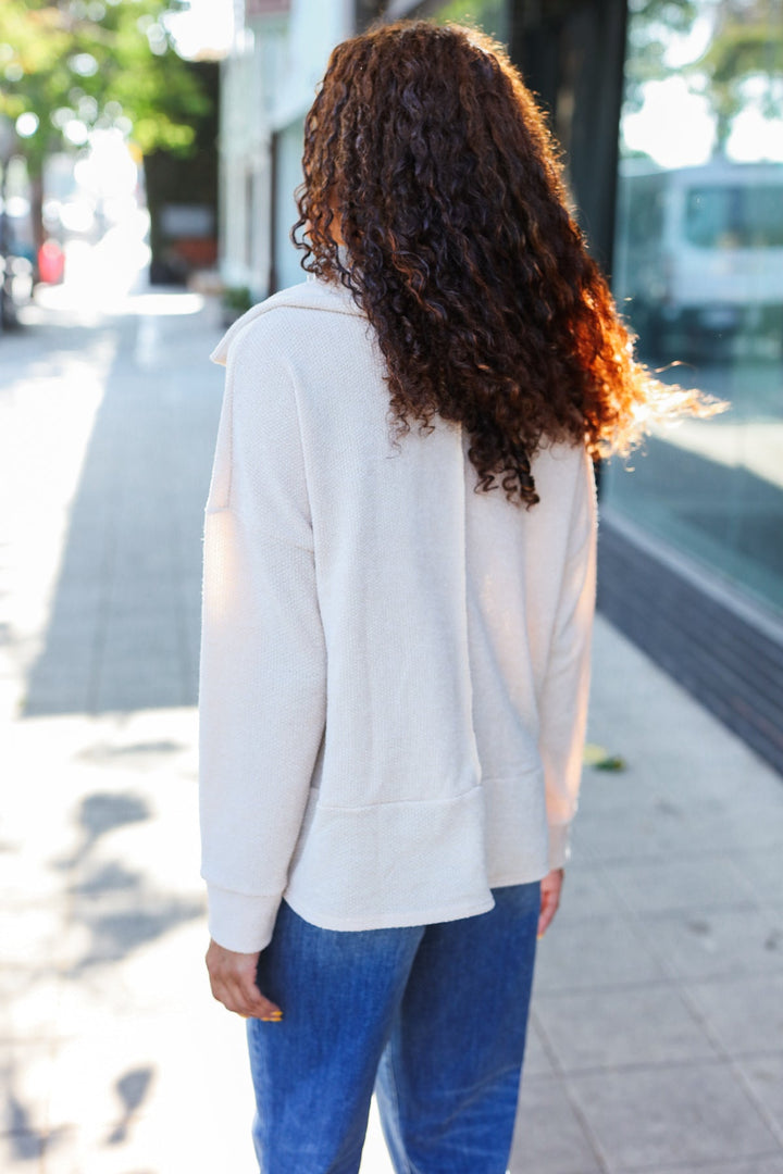 Stilla | Pullover i Let Strik i Havrefarvet Med Indhugget Udsnit og Oversize Krave