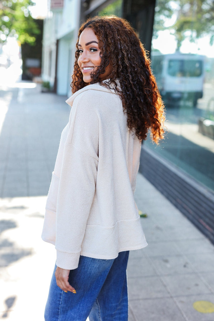 Stilla | Pullover i Let Strik i Havrefarvet Med Indhugget Udsnit og Oversize Krave