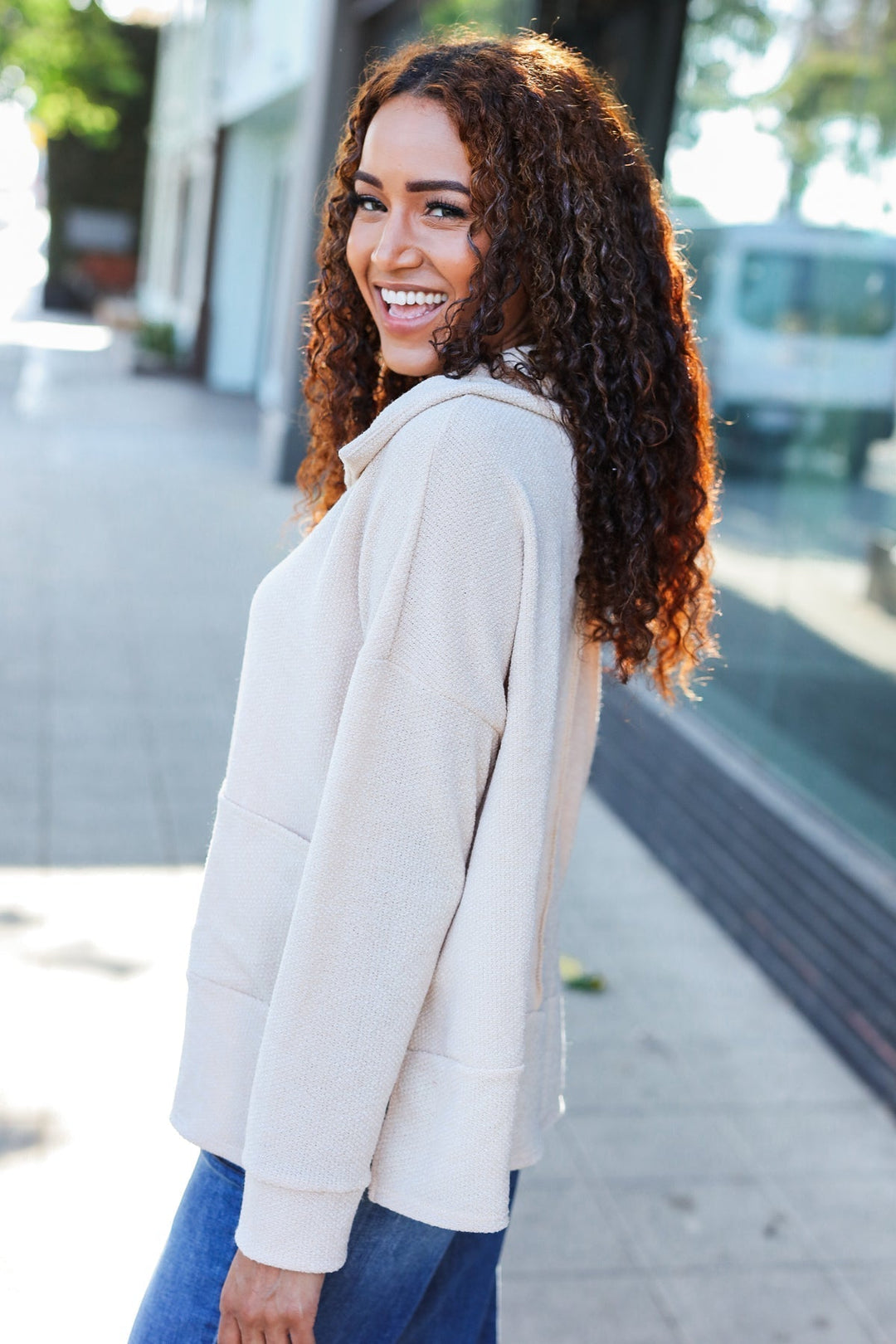 Stilla | Pullover i Let Strik i Havrefarvet Med Indhugget Udsnit og Oversize Krave