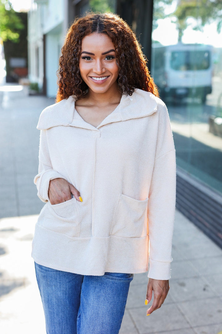 Stilla | Pullover i Let Strik i Havrefarvet Med Indhugget Udsnit og Oversize Krave