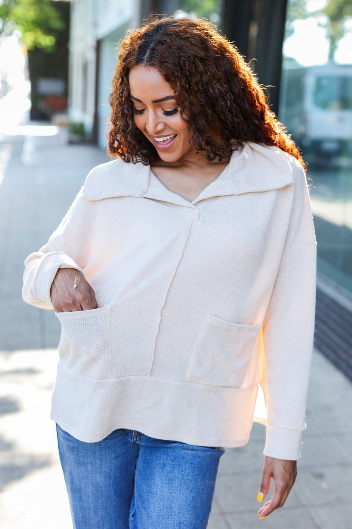Stilla | Pullover i Let Strik i Havrefarvet Med Indhugget Udsnit og Oversize Krave