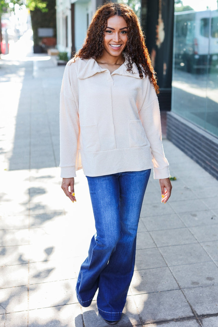 Stilla | Pullover i Let Strik i Havrefarvet Med Indhugget Udsnit og Oversize Krave