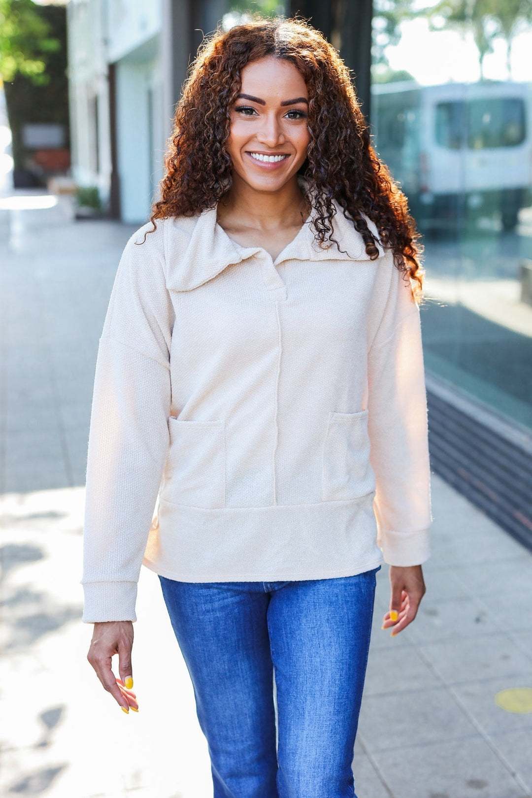 Stilla | Pullover i Let Strik i Havrefarvet Med Indhugget Udsnit og Oversize Krave