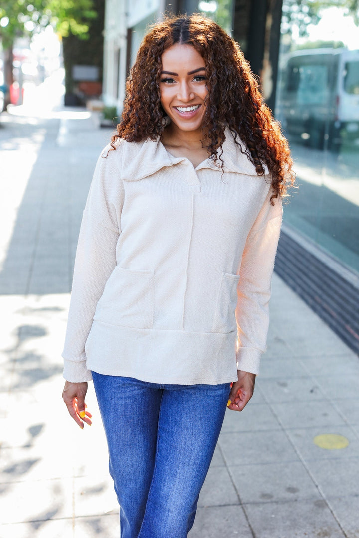 Stilla | Pullover i Let Strik i Havrefarvet Med Indhugget Udsnit og Oversize Krave