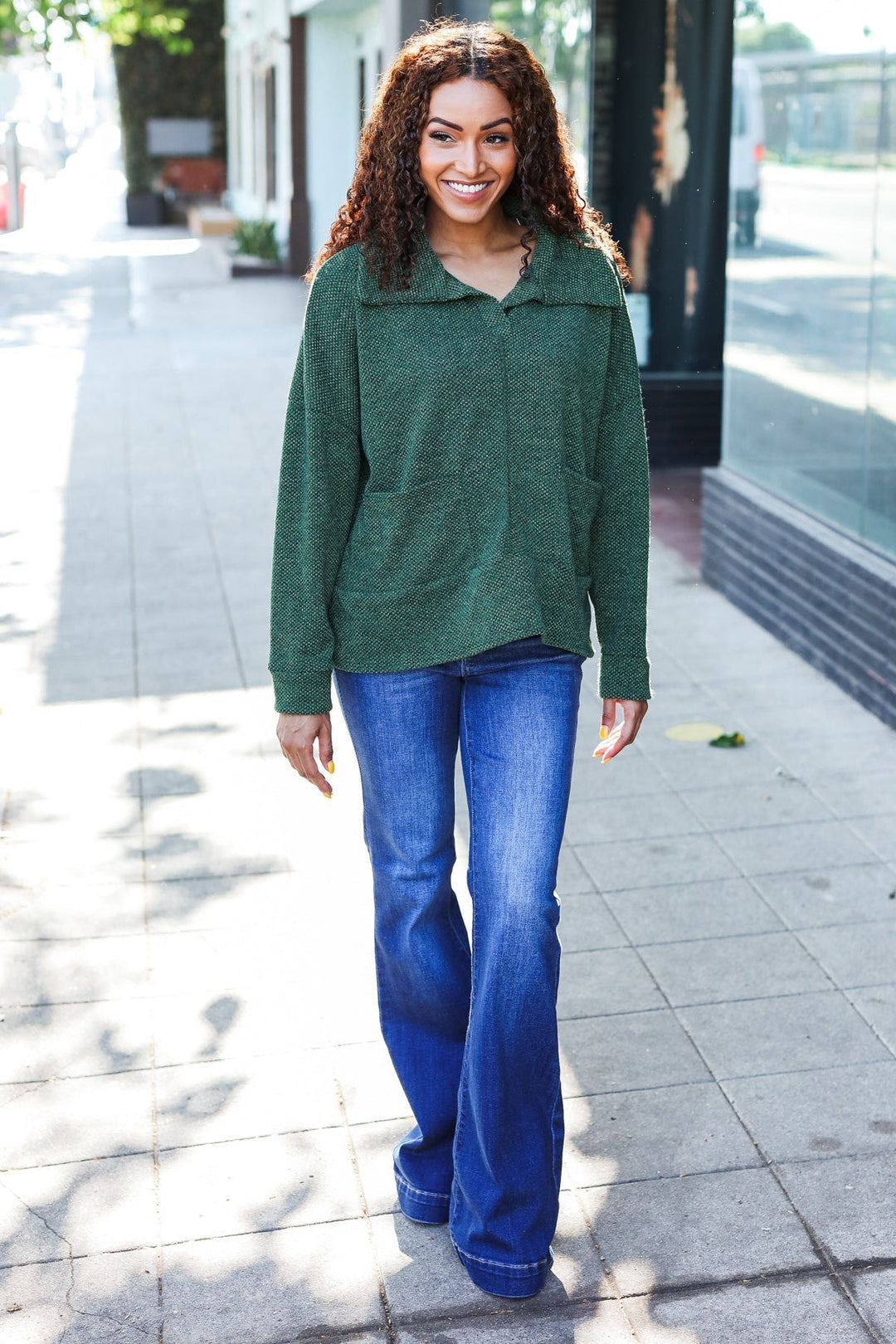 Stilla | Pullover i Struktureret Strik i Olivgrøn Med Criss Cross Udsnit og Oversize Krave