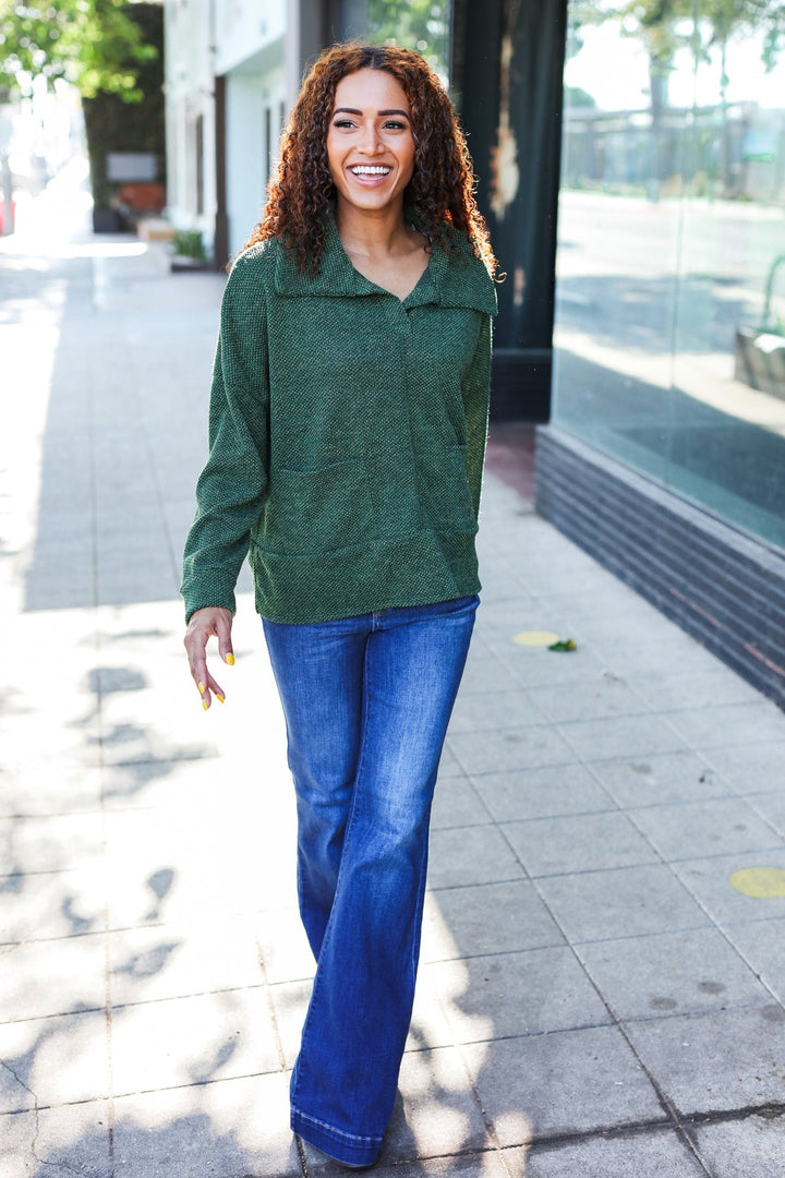 Stilla | Pullover i Struktureret Strik i Olivgrøn Med Criss Cross Udsnit og Oversize Krave
