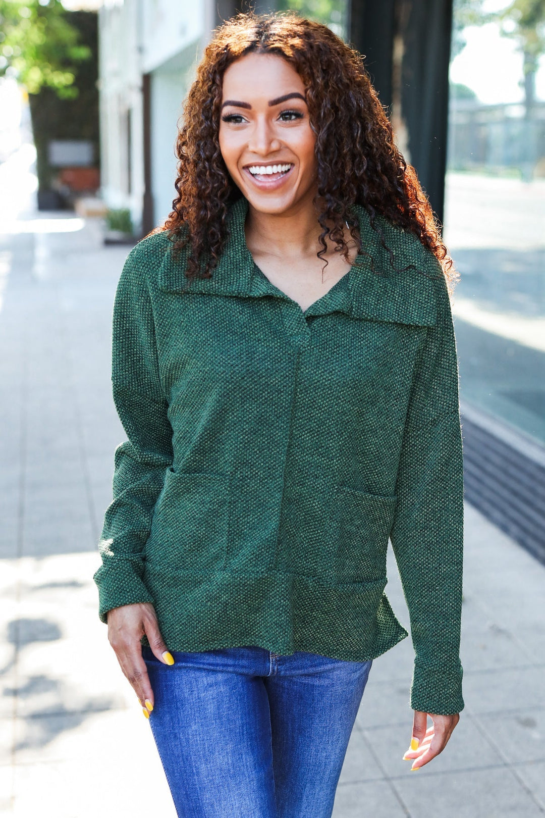 Stilla | Pullover i Struktureret Strik i Olivgrøn Med Criss Cross Udsnit og Oversize Krave