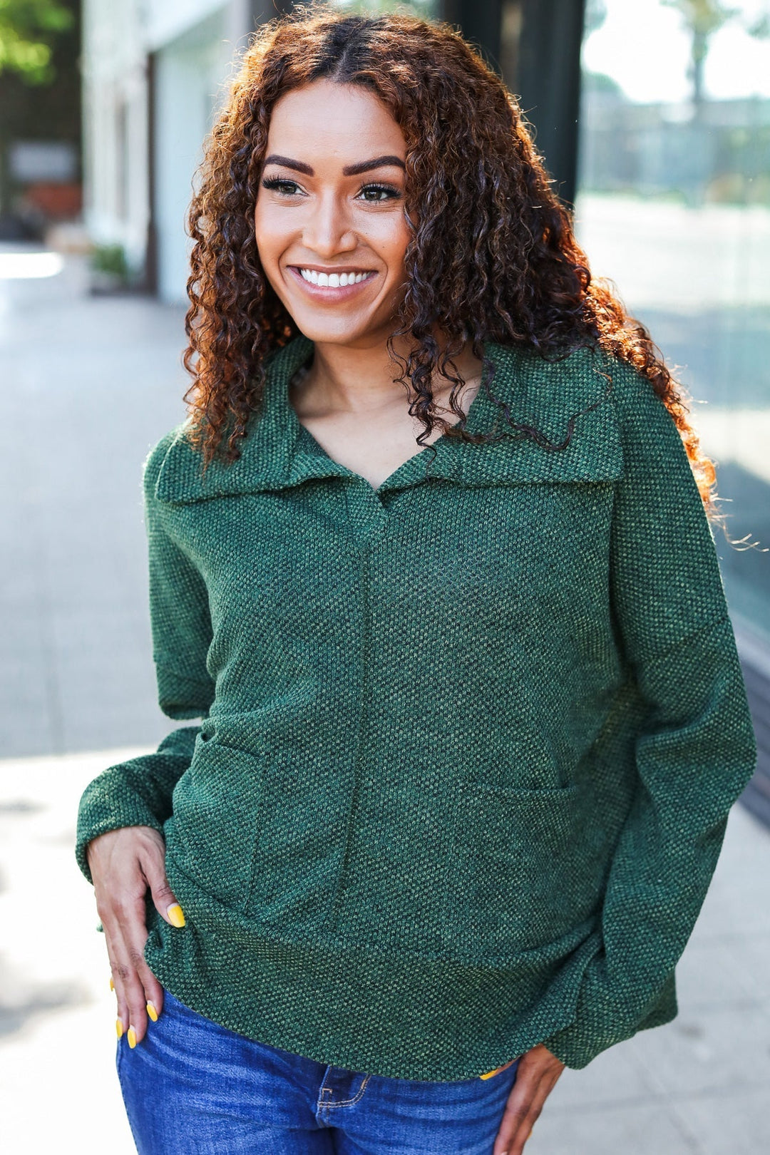 Stilla | Pullover i Struktureret Strik i Olivgrøn Med Criss Cross Udsnit og Oversize Krave
