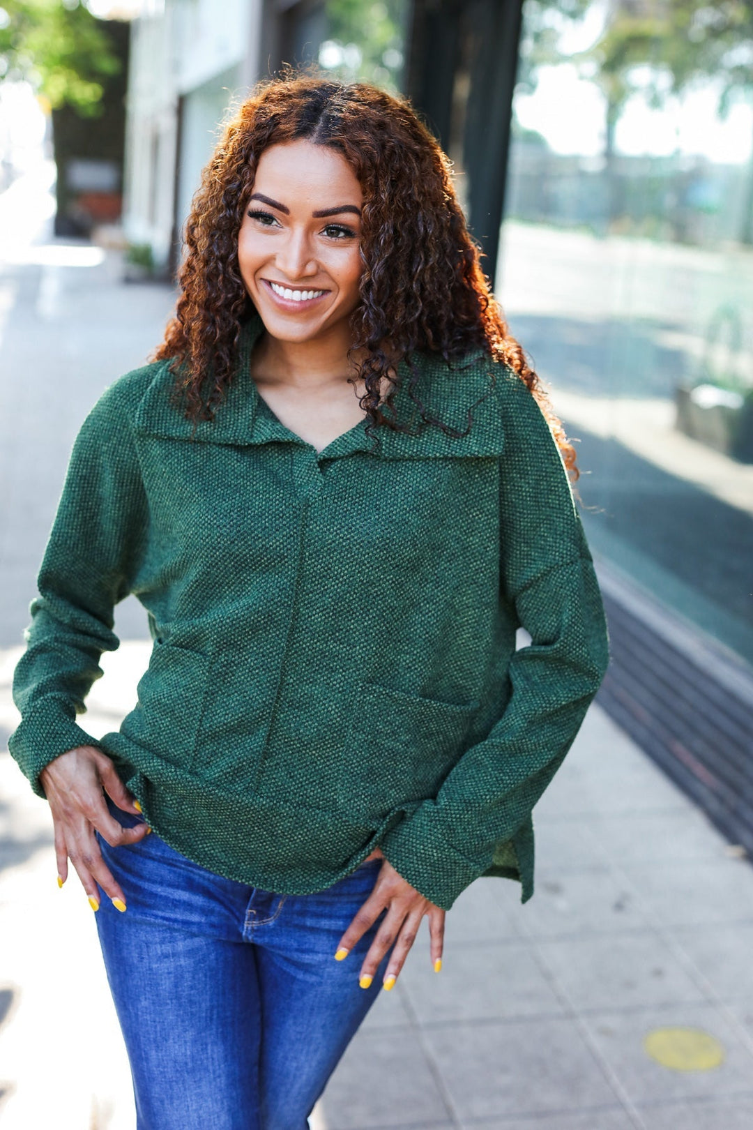 Stilla | Pullover i Struktureret Strik i Olivgrøn Med Criss Cross Udsnit og Oversize Krave