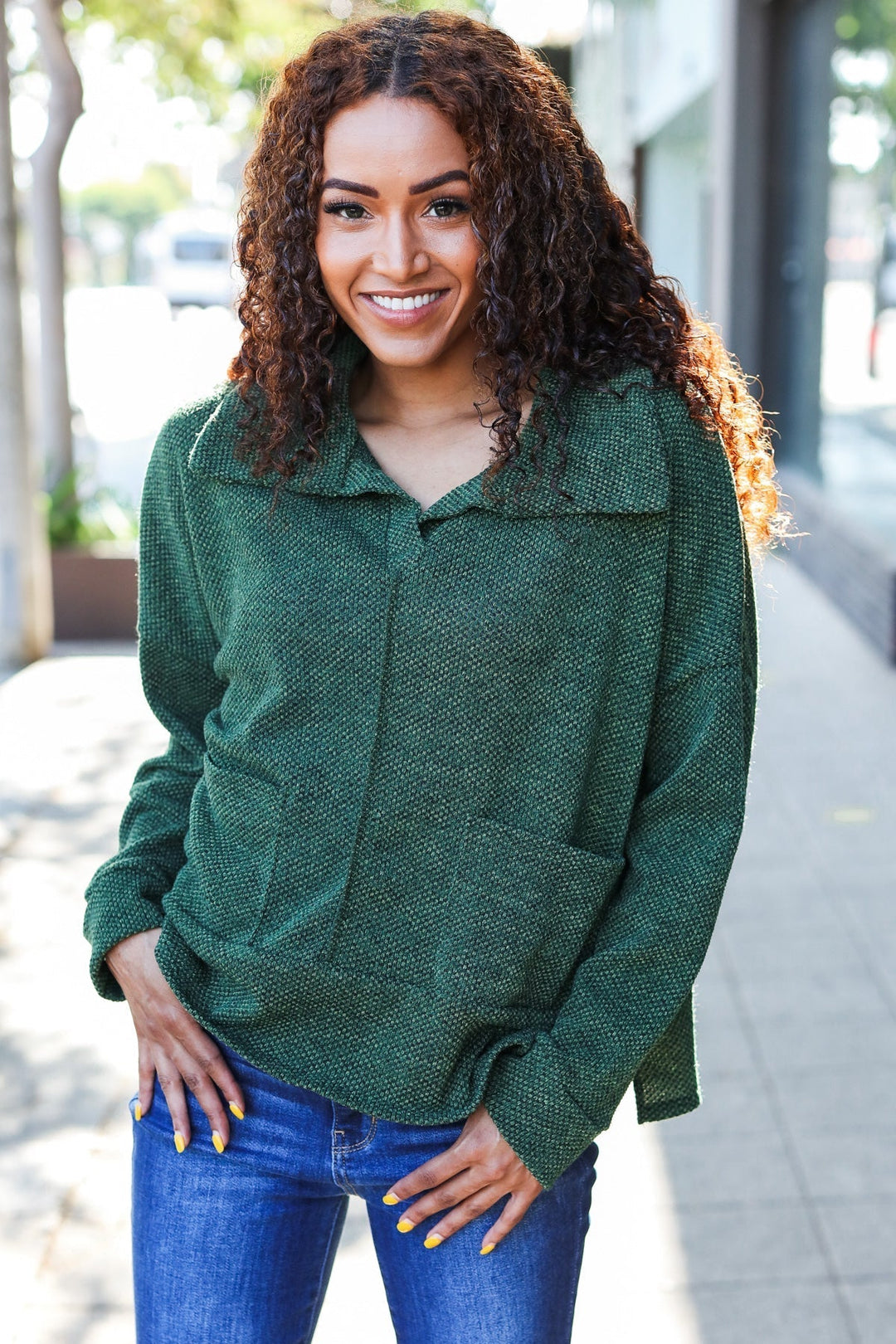 Stilla | Pullover i Struktureret Strik i Olivgrøn Med Criss Cross Udsnit og Oversize Krave