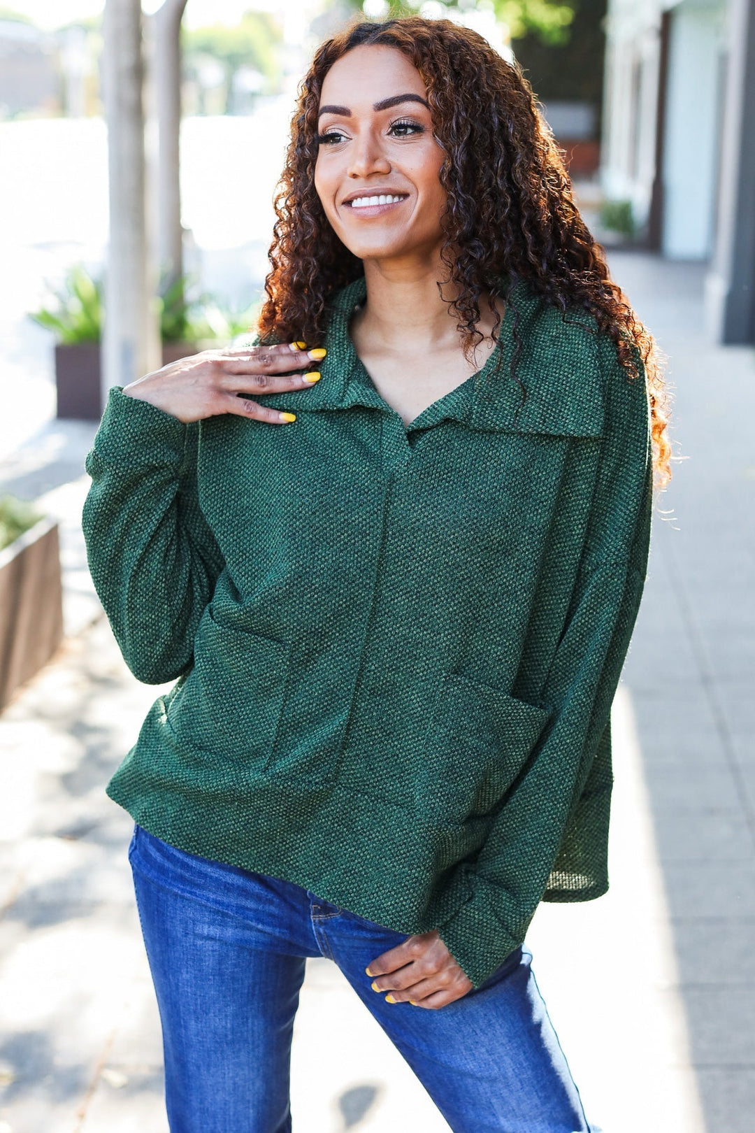 Stilla | Pullover i Struktureret Strik i Olivgrøn Med Criss Cross Udsnit og Oversize Krave
