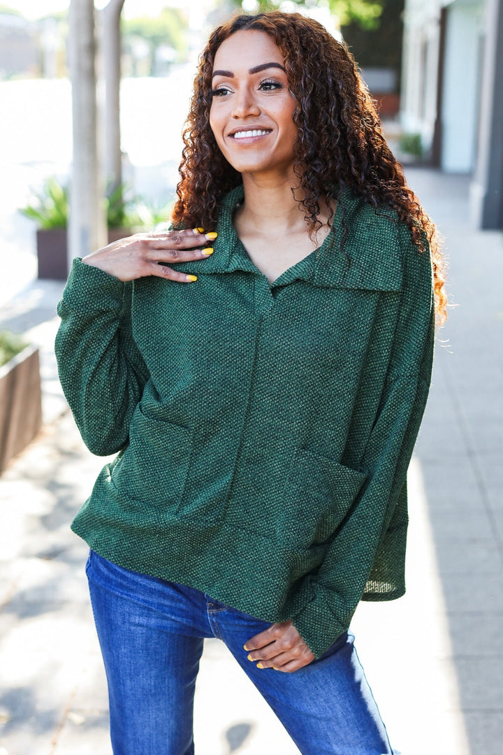 Stilla | Pullover i Struktureret Strik i Olivgrøn Med Criss Cross Udsnit og Oversize Krave