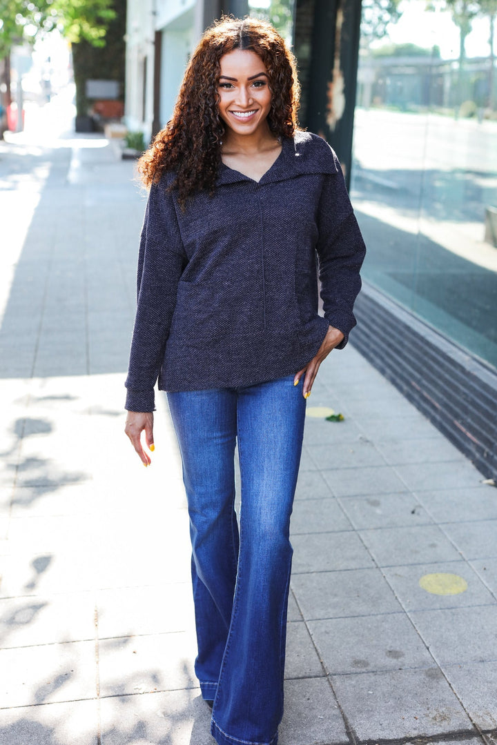 Stilla | Pullover i struktureret materiale charcoal med ribbet udskæring og oversized krave