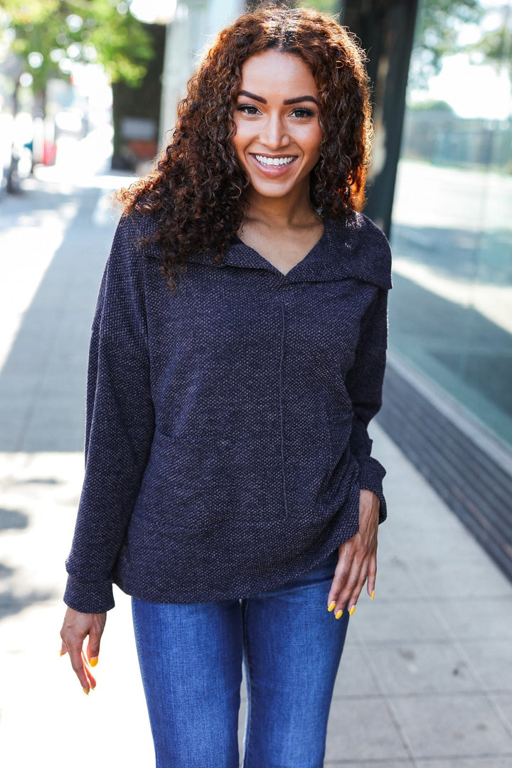 Stilla | Pullover i struktureret materiale charcoal med ribbet udskæring og oversized krave
