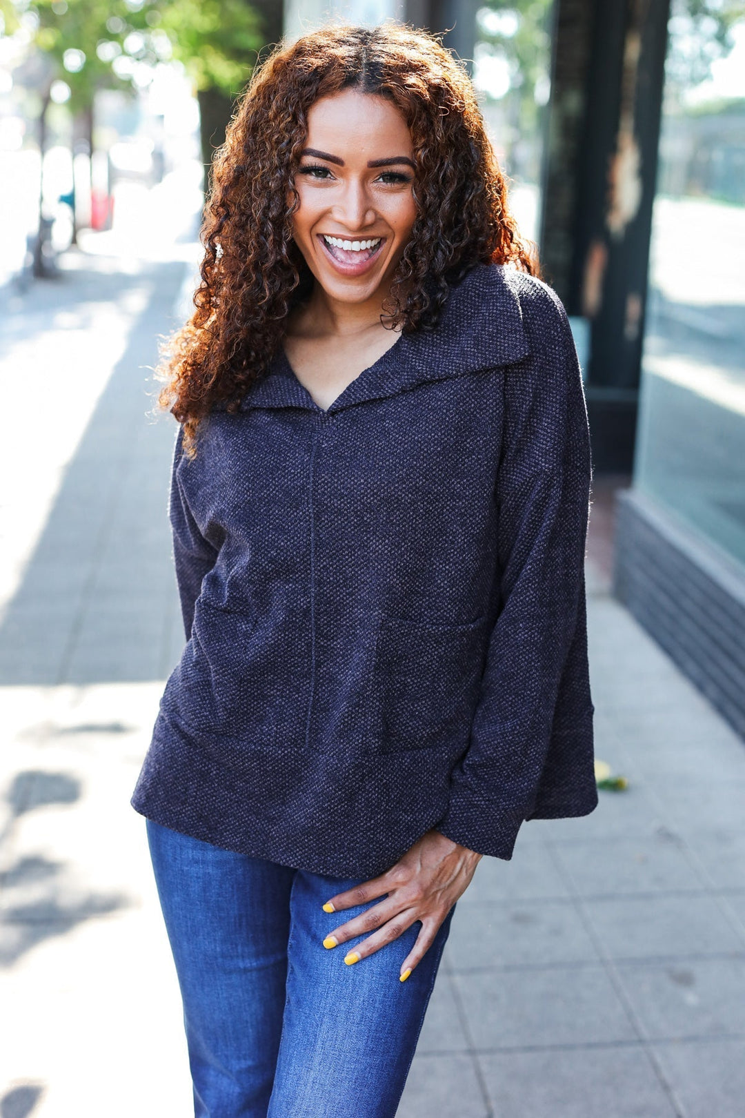 Stilla | Pullover i struktureret materiale charcoal med ribbet udskæring og oversized krave