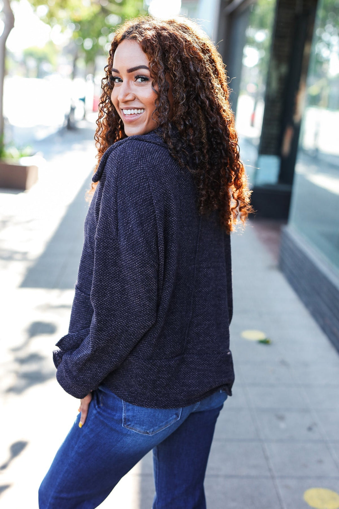 Stilla | Pullover i struktureret materiale charcoal med ribbet udskæring og oversized krave