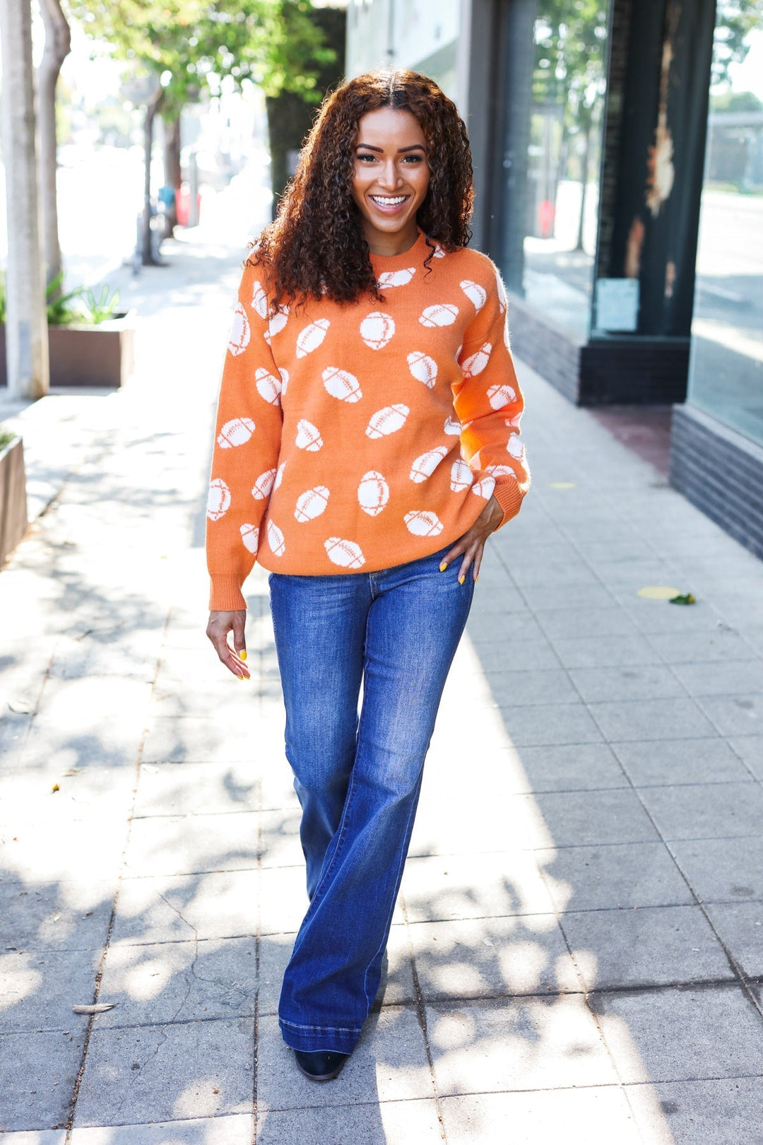 Stilla | Spildag Jacquard Strikpullover i Orange Med Fodboldtryk