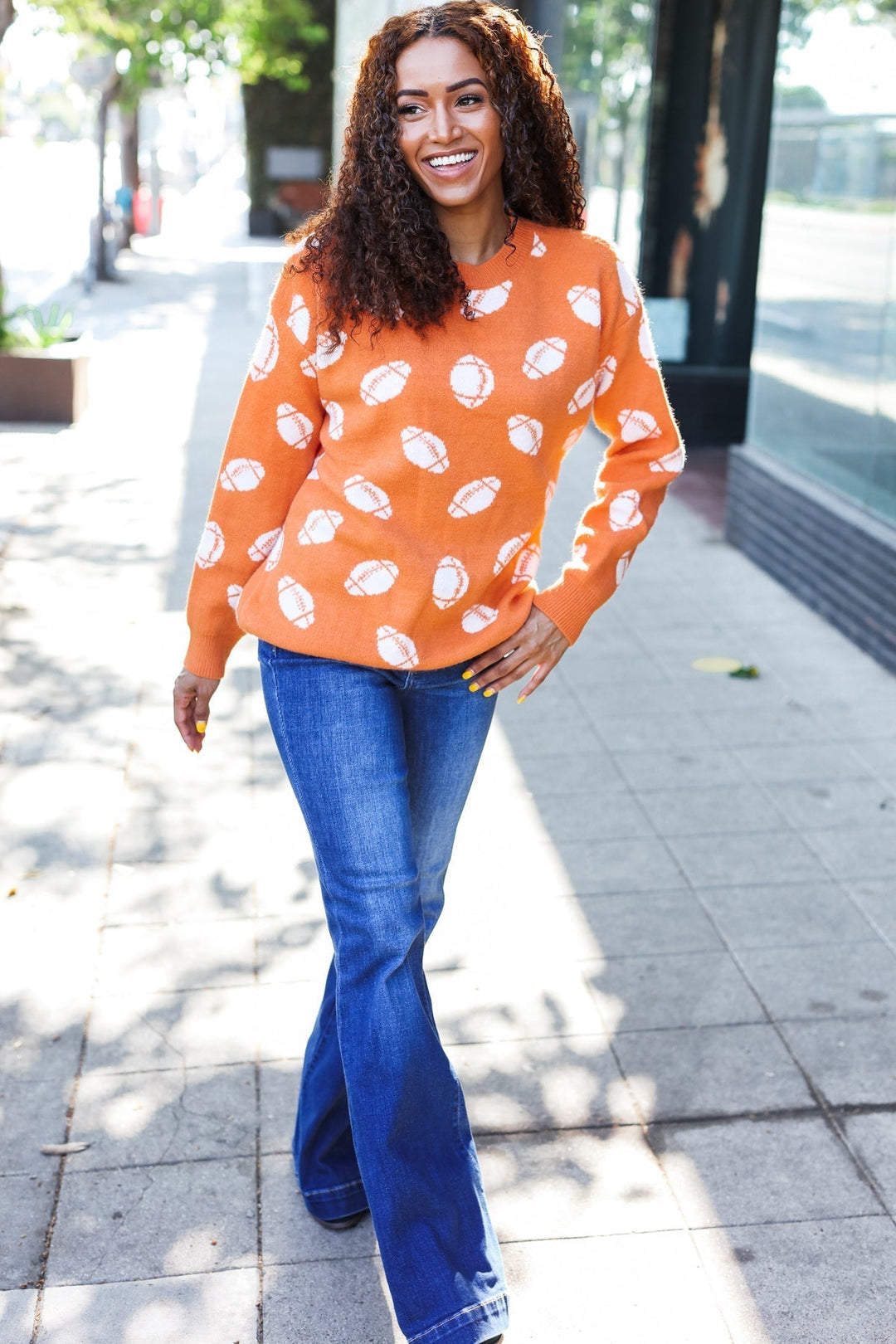 Stilla | Spildag Jacquard Strikpullover i Orange Med Fodboldtryk