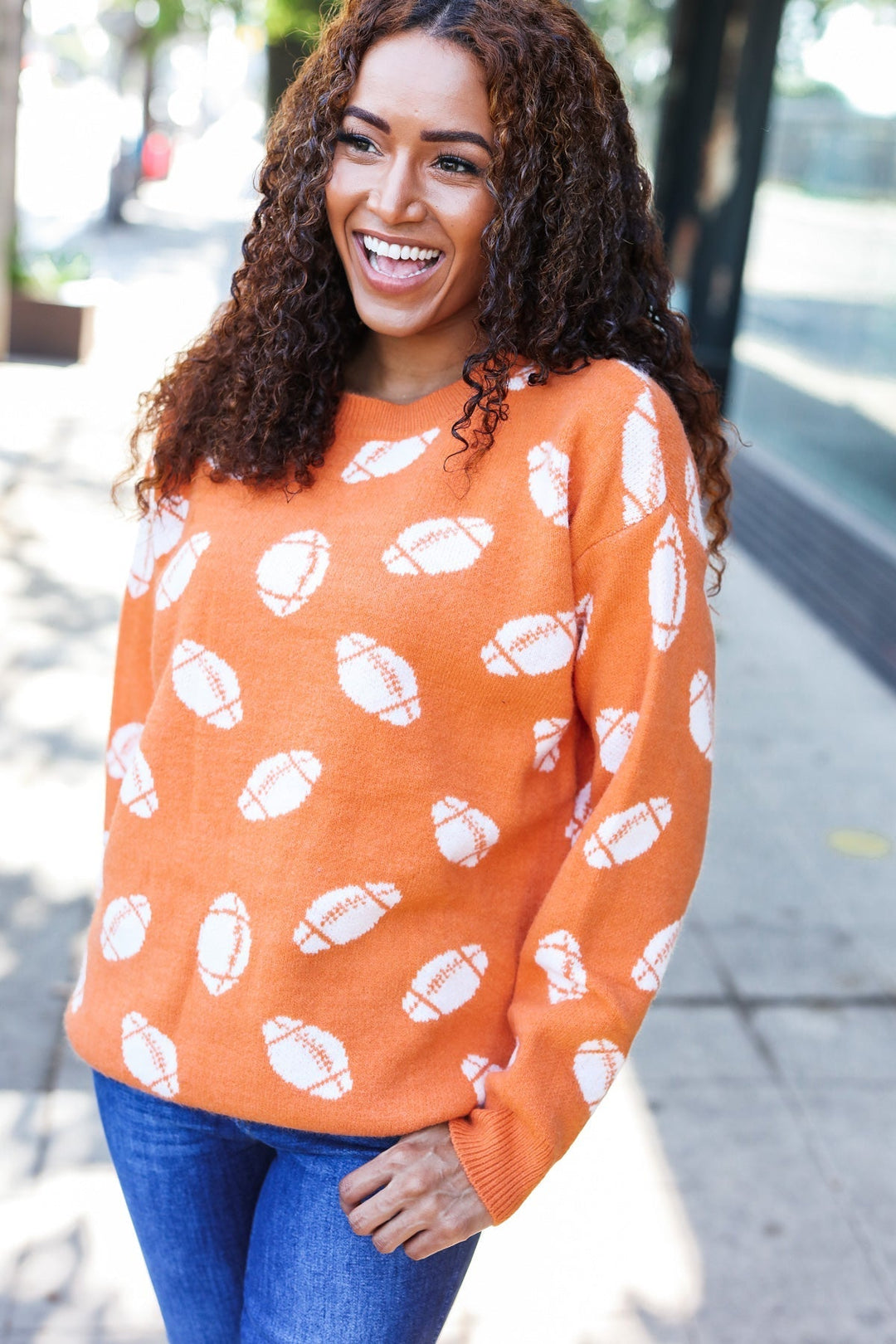 Stilla | Spildag Jacquard Strikpullover i Orange Med Fodboldtryk