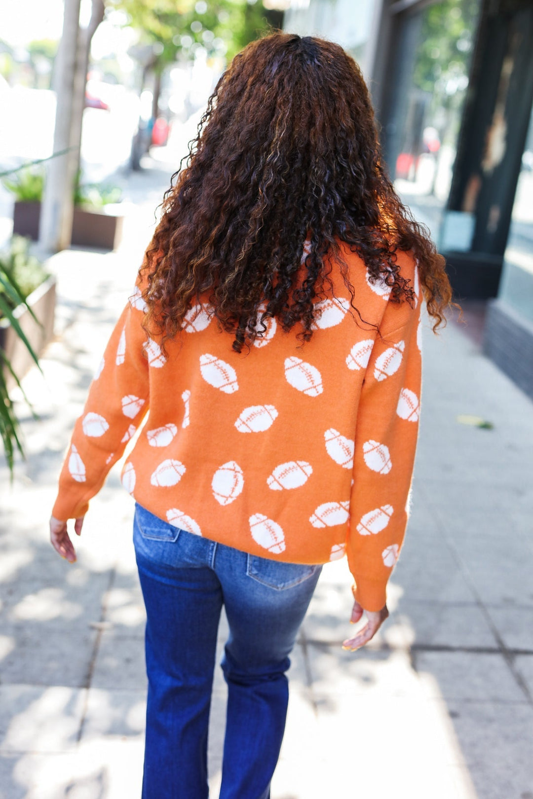 Stilla | Spildag Jacquard Strikpullover i Orange Med Fodboldtryk