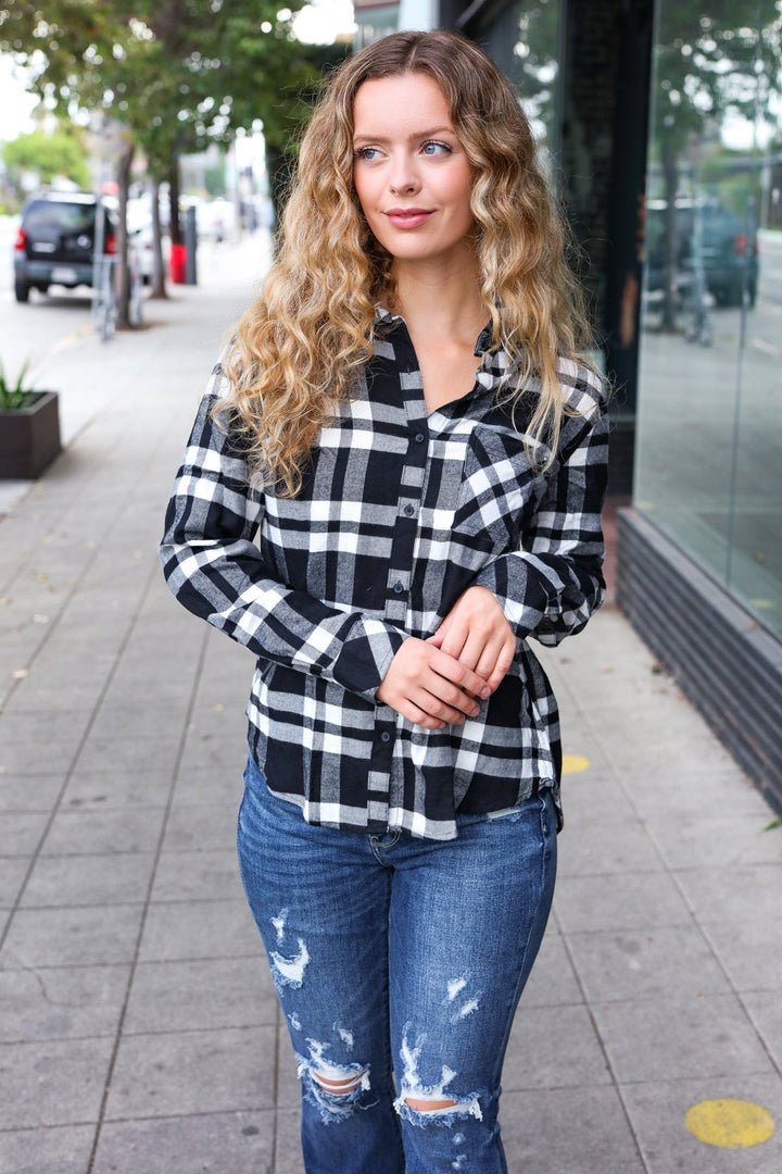 Stilla | Lækker Smart Rude Langærmet Bluse Med Knapper i Sort