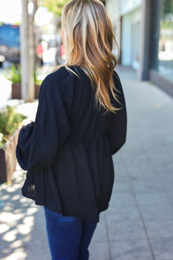 Stilla | Top Babydoll V-udskæring I Sort Stof