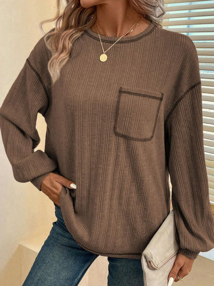 Stilla | T-shirt med rund halsudskæring og lange ærmer med kontrastsy.