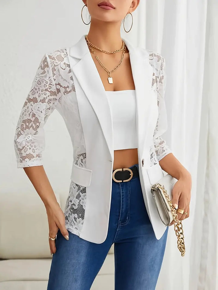 Stilla | Elegant blazer med spidsdetaljer og åbent kontrastdesign