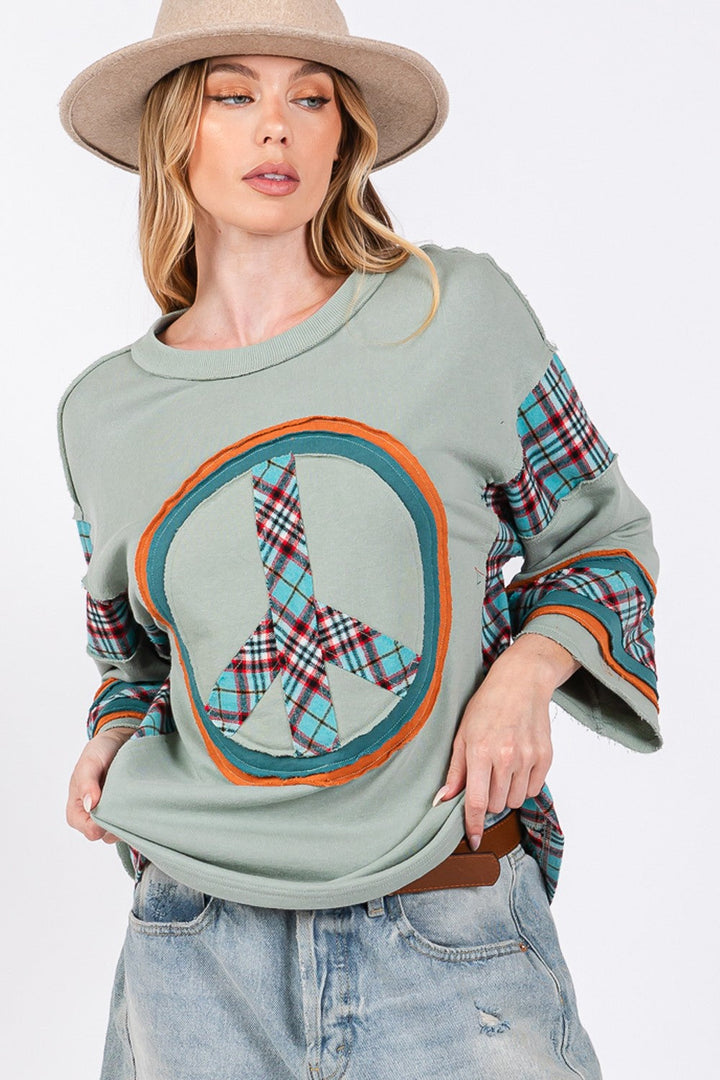 Stilla | Top Sage med syet Peace Patch og kontrasterende tern