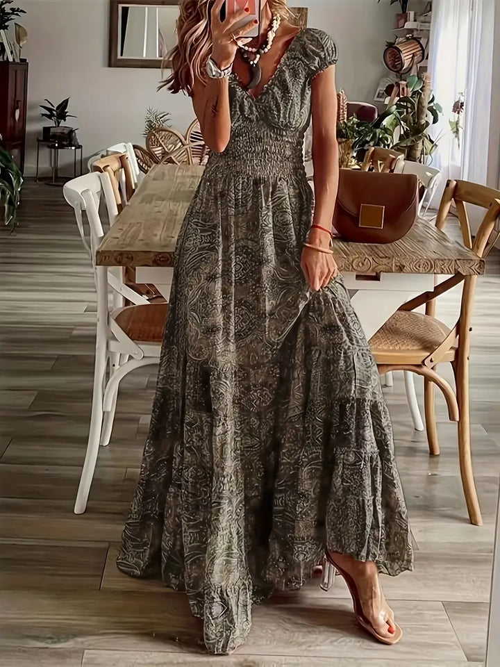 Stilla | Sommerkjole Med Blomsterprint, Figursyet Talje Og Flydende Silhuet