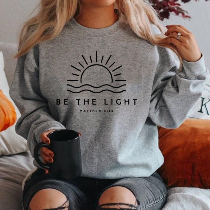 Stilla | Trendy Størrelse Pullover « Be the Light ».