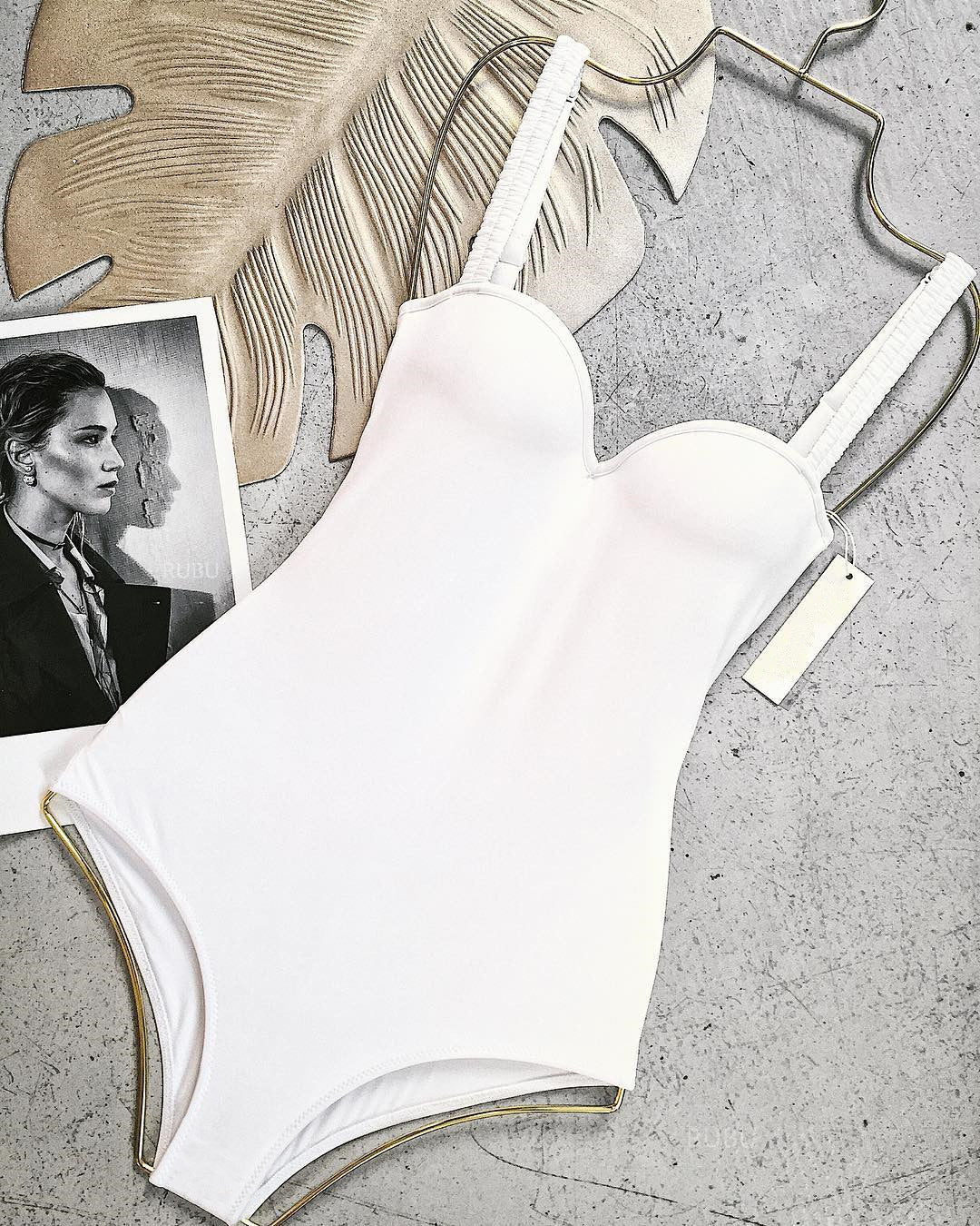 Dame onepiece badedragt med elegant V-udskæring og støttende stropper Stilla