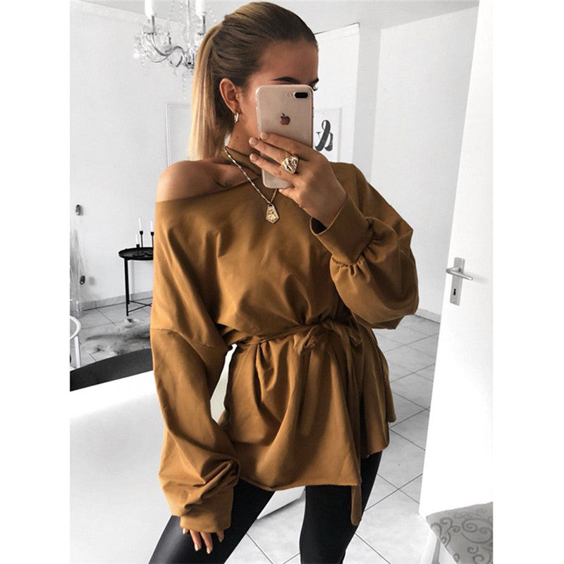 Stilla | Moderne Bluse Med Lange Ærmer og Skæve Skuldre