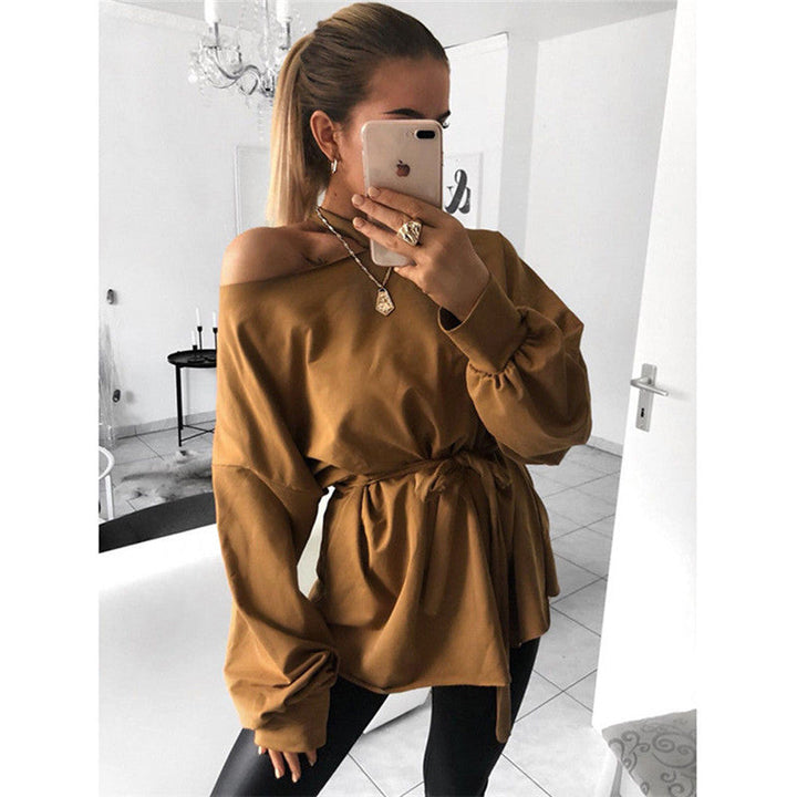 Stilla | Moderne Bluse Med Lange Ærmer og Skæve Skuldre
