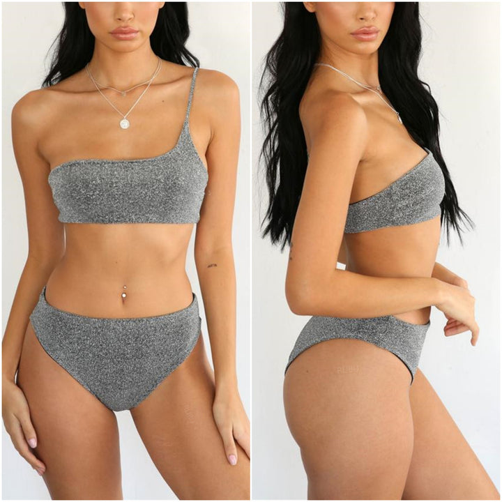 Damebikini med asymmetrisk overdel og glimrende accenter Stilla
